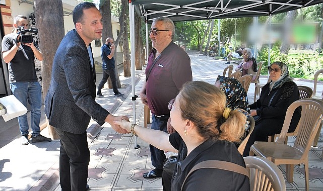 Bornova Belediye Başkanı Ömer Eşki, vergi ödemelerinin son gününde Mali İşler Müdürlüğü çalışanları ve vatandaşlarla bir ortaya geldi