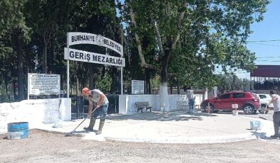 Burhaniye Belediyesi, yaklaşan Kurban Bayramı öncesinde ilçedeki mezarlıklarda kapsamlı paklık ve bakım çalışmaları gerçekleştirdi