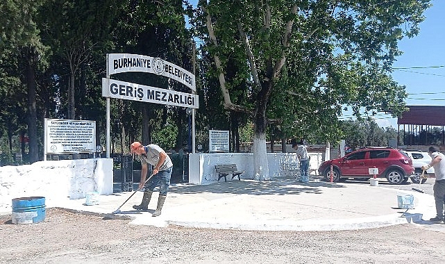 Burhaniye Belediyesi, yaklaşan Kurban Bayramı öncesinde ilçedeki mezarlıklarda kapsamlı paklık ve bakım çalışmaları gerçekleştirdi