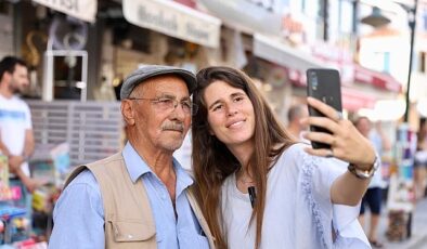 Çeşme Çarşı’da esnaf ve vatandaş ziyaretinde bulunan Belediye Başkanı Lal Denizli, “Çeşme’mizi daha hoş, daha yaşanabilir ve daha huzurlu bir yer haline getirmek için daima birlikte çalışacağız” dedi