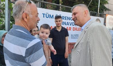 Gölcük Belediye Başkanı Ali Yıldırım Sezer, YKS’ye giren öğrencileri imtihana girdikleri okul önünde ziyaret ederek heyecanlarını paylaşıp muvaffakiyetler diledi