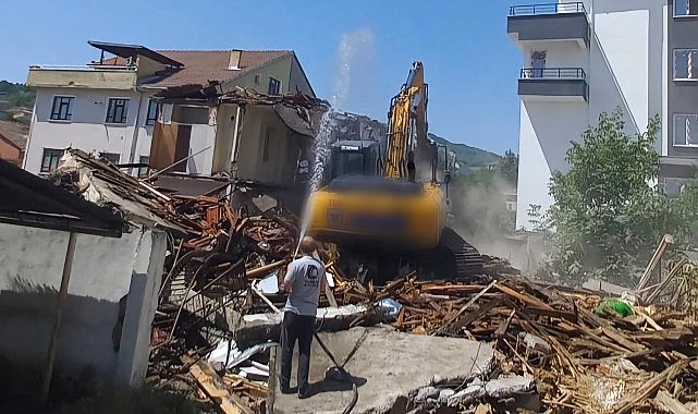 Gölcük Belediyesi, ilçede güçlendirmesi yapılmayan orta hasarlı binalar ile toplumsal riskler oluşturan metruk binaların yıkımına devam ediyor