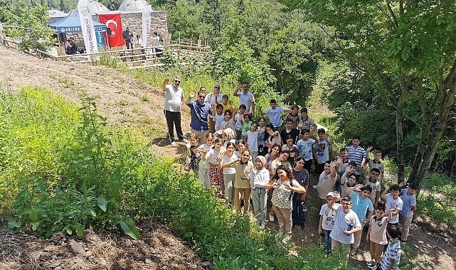 Gölcük Belediyesi tarafından başlatılan çalışma ile tekrar ihya edilerek ilçeye kazandırılan Üst Değirmendere’deki tarihi hamam, öğrencileri ağırladı