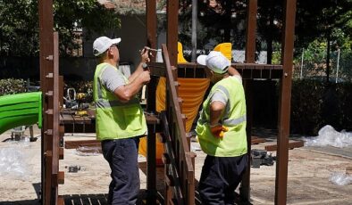 Kadıköy Belediyesi, Sahrayıcedit Mahallesi’nde kimliği bilinmeyen şahıslar tarafından yakılan Erguvan Parkı’nı yine yaptı