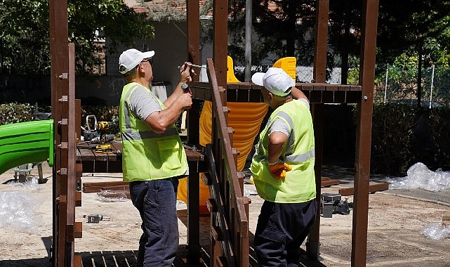 Kadıköy Belediyesi, Sahrayıcedit Mahallesi’nde kimliği bilinmeyen şahıslar tarafından yakılan Erguvan Parkı’nı yine yaptı