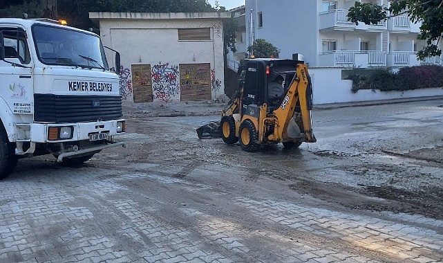 Kemer’de tozlu yollar yıkanıyor