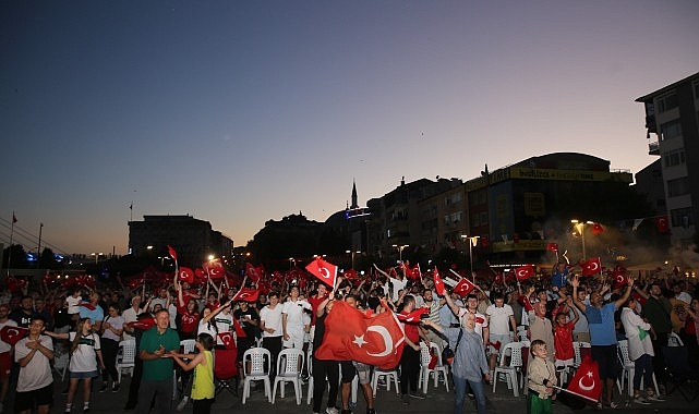 Kent Meydanında ikili bayram coşkusu