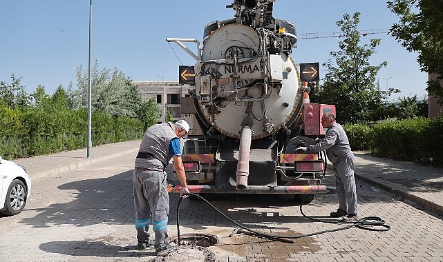 Kurban Bayramı tatilinde birçok ünitesi ile misyonda olacak olan Nevşehir Belediyesi, bayram öncesinde mahallelerde paklık çalışmalarına aralıksız devam ediyor