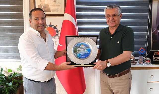 Lider Topaloğlu’ndan Barış’a plaket