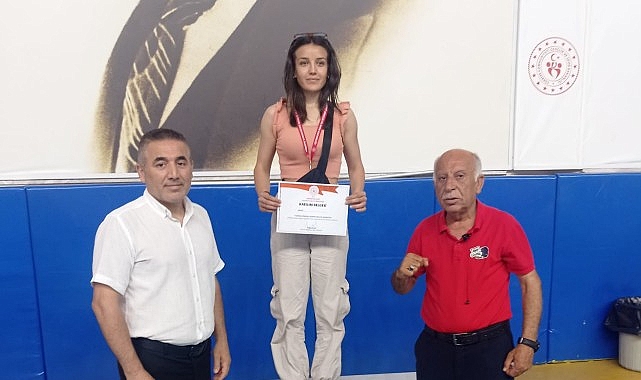 Nevşehir Belediyesi atletleri, Mersin’de katıldıkları Kick Boks Türkiye Şampiyonası Küme Seçmeleri karşılaşmalarında kıymetli dereceler elde etti