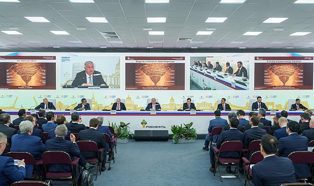 Rosneft CEO’su global gereksinimleri karşılamak için istikrarlı bir güç geçişini destekliyor