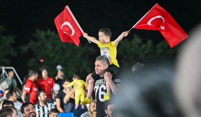 Selçuklu Belediyesi Ulusal Grubumuz 2-1 galip gelerek cins atladığı maçın akabinde alanı dolduran binlerce taraftar büyük sevinç yaşadı