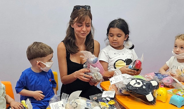 Ünlü oyuncu Aslıhan Malbora tedavi gören çocuklara bayram için “Tebessüm Bebekleri” ikram etti.