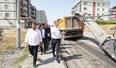 Beylikdüzü’nde ilçenin altyapısını güçlendirmek ve yolların kalitesini artırmak gayesiyle başlatılan asfaltlama çalışmaları tüm süratiyle devam ediyor