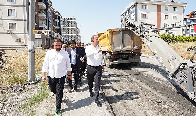 Beylikdüzü’nde ilçenin altyapısını güçlendirmek ve yolların kalitesini artırmak gayesiyle başlatılan asfaltlama çalışmaları tüm süratiyle devam ediyor