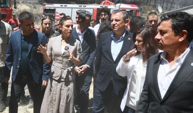 Cumhuriyet Halk Partisi Genel Lideri Özgür Özel Efes Selçuk’ta çıkan ve 350 hektarlık alanın tahrip olduğu orman yangını sonrasında Arvalya Mevkii Pamucak Bölgesinde incelemelerde bulundu