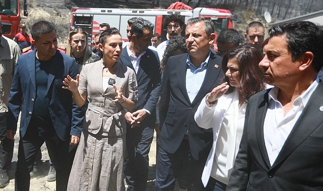 Cumhuriyet Halk Partisi Genel Lideri Özgür Özel Efes Selçuk’ta çıkan ve 350 hektarlık alanın tahrip olduğu orman yangını sonrasında Arvalya Mevkii Pamucak Bölgesinde incelemelerde bulundu