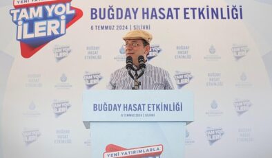 Ekrem İmamoğlu, İstanbul’un iklim ve toprak kaidelerine uyumlu yerli buğdayların deneme hasadını, Silivrili çiftçi Ercan Tarladaçalışır ile birlikte yaptı