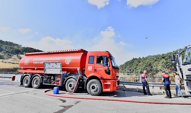 İzmir İtfaiyesi Bornova’daki yangına müdahale ediyor