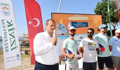 İznik Gölü’nde gerçekleştirilen yelken yarışlarında gençler rüzgara karşı mükemmel gayretler verirken kupalar da sahiplerini buldu