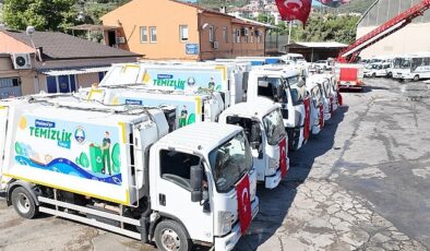 Mudanya Belediyesi yaz aylarının gelmesiyle birlikte paklık hizmetlerini daha süratli ve verimli hale getirmek hedefiyle araç filosuna yeni çöp kamyonları ekledi