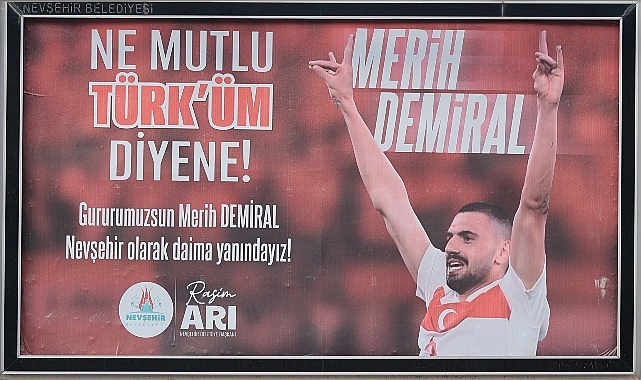 Nevşehir Belediye Başkanı Rasim Arı, bozkurt işareti yaptığı gerekçesiyle 2 maç men cezası alan Merih Demiral’a kentin dört bir tarafına astırdığı billboardlarla dayanak verdi