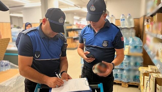 Saray Belediyesi Zabıta Müdürlüğüne bağlı takımlar ilçe genelinde zincir marketlerde etiket, raf ve kasa fiyat farkı kontrolü gerçekleştirdi